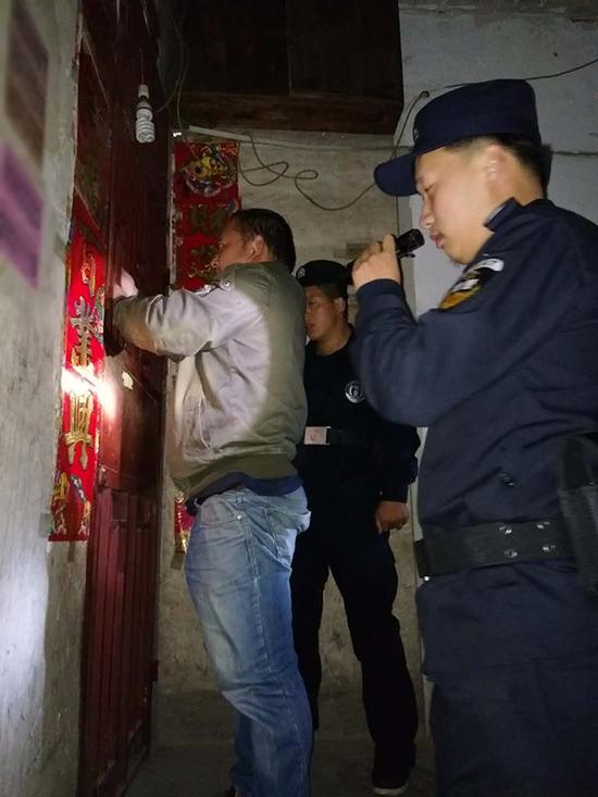 益阳粗心妈妈误将幼女锁家中 民警全城寻开锁师傅开门